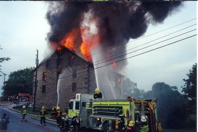 The Knittery Mill Fire, Cambridge Road, 1999 (Chris Andrews Photo)